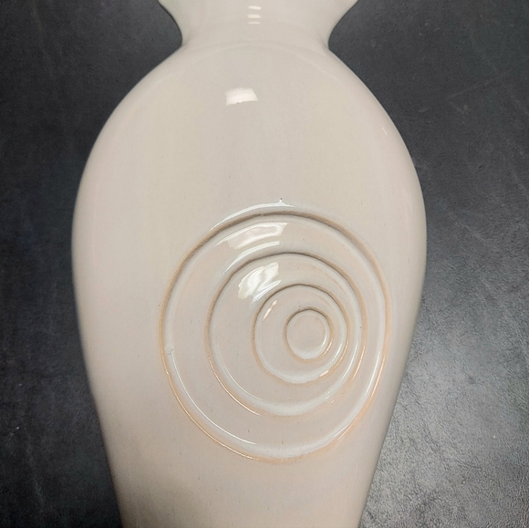 3D Cream Colored Vase Marquise Opening Abstract Circle Design Glossy 12.25" X 8" - Picture 10 of 11